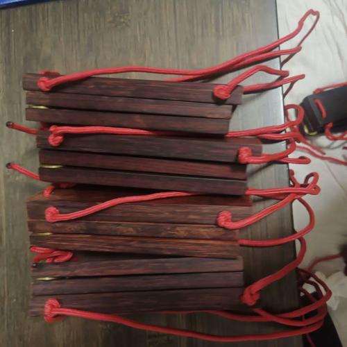 陕北说书艺人绑在膝盖上的檀木甩板与脚蹬蚂蚱板特写