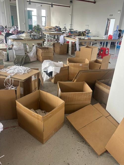 传统离散加工车间纸质工单混乱堆放场景
