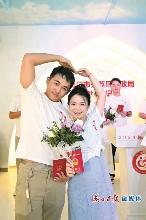新人领证后甜蜜自拍笑容