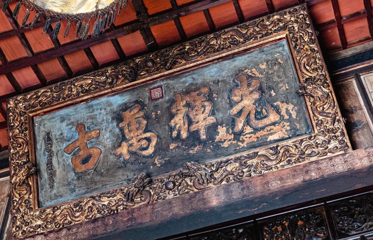 古建阑额上游客刻画留下的陈年痕迹