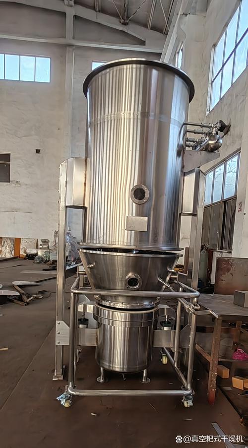 工业塑料生产线使用中的热风干燥机