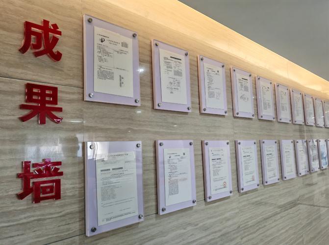 科研团队会议室贴满试验进度便签的墙面实拍