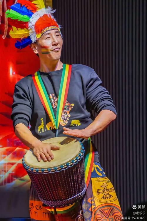 非洲部落鼓手特写皮肤黝黑双手击打鼓面尘土木屑飞扬