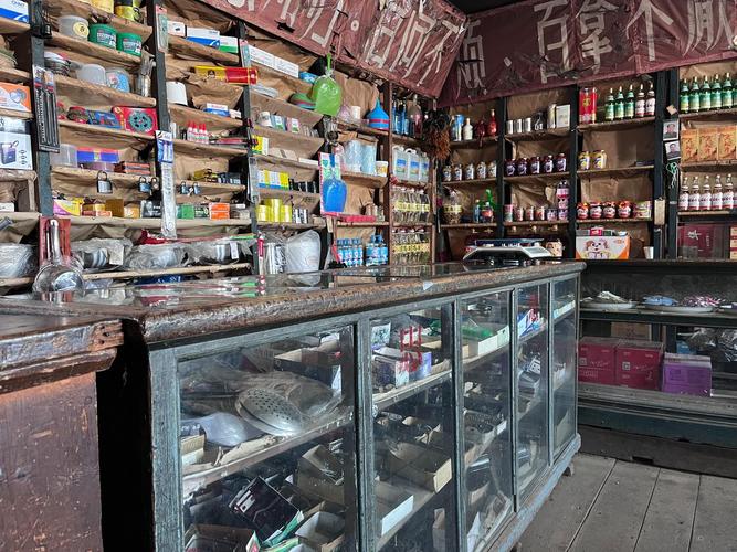 老社区街口副食店的木柜台
