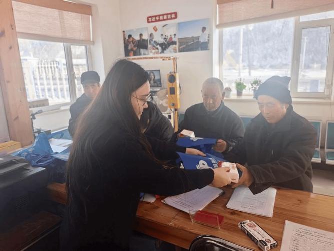 西部计划志愿者协助村民办理业务