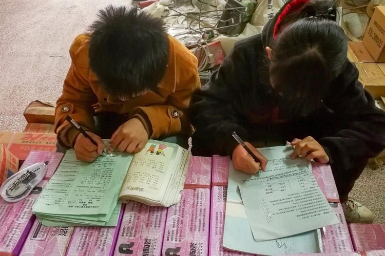 工业双职工家庭俩孩子趴在书桌一起写作业图