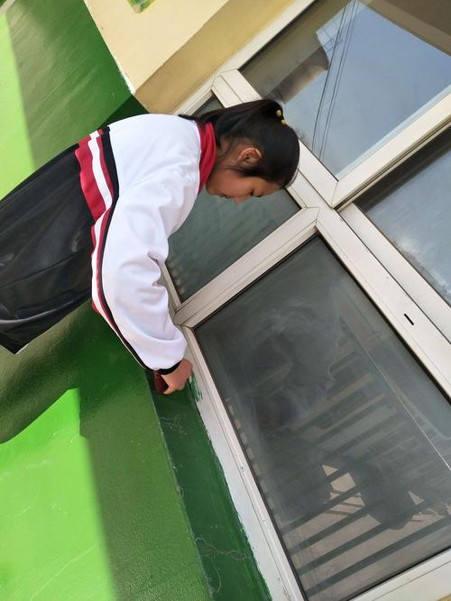 小学教室窗台口香糖污渍清理实拍