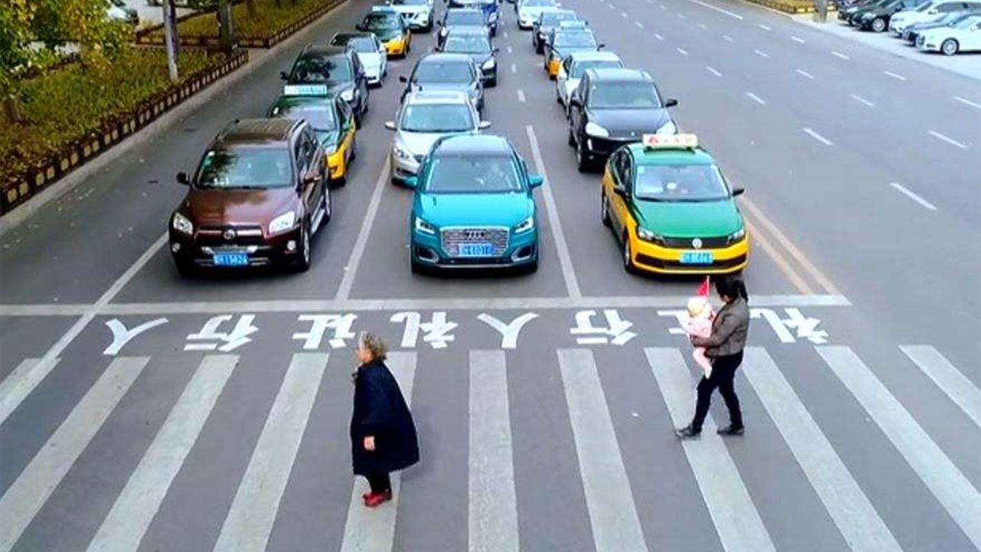 城市道路上无人驾驶汽车紧急刹车避让行人场景