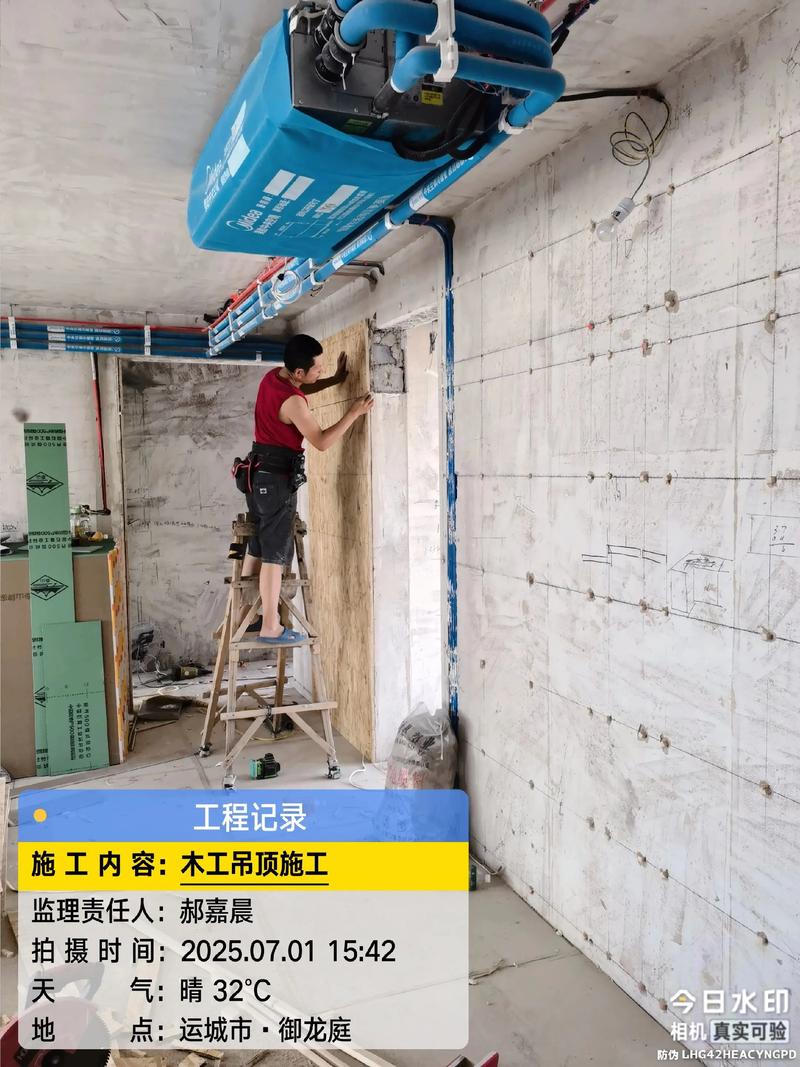 装修木工用欧松板做墙面打底施工现场
