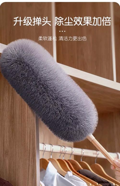 超细纤维除尘掸清洁实木家具表面特写图