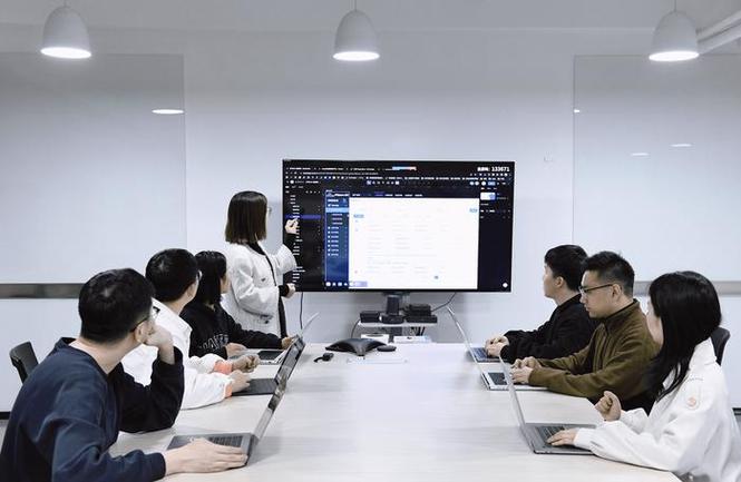 互联网团队产品原型开发评审现场图