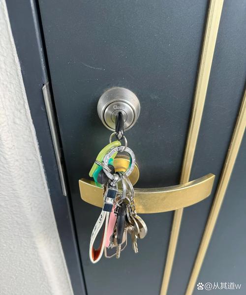 朋友圈未打码晒家门钥匙带定位截图