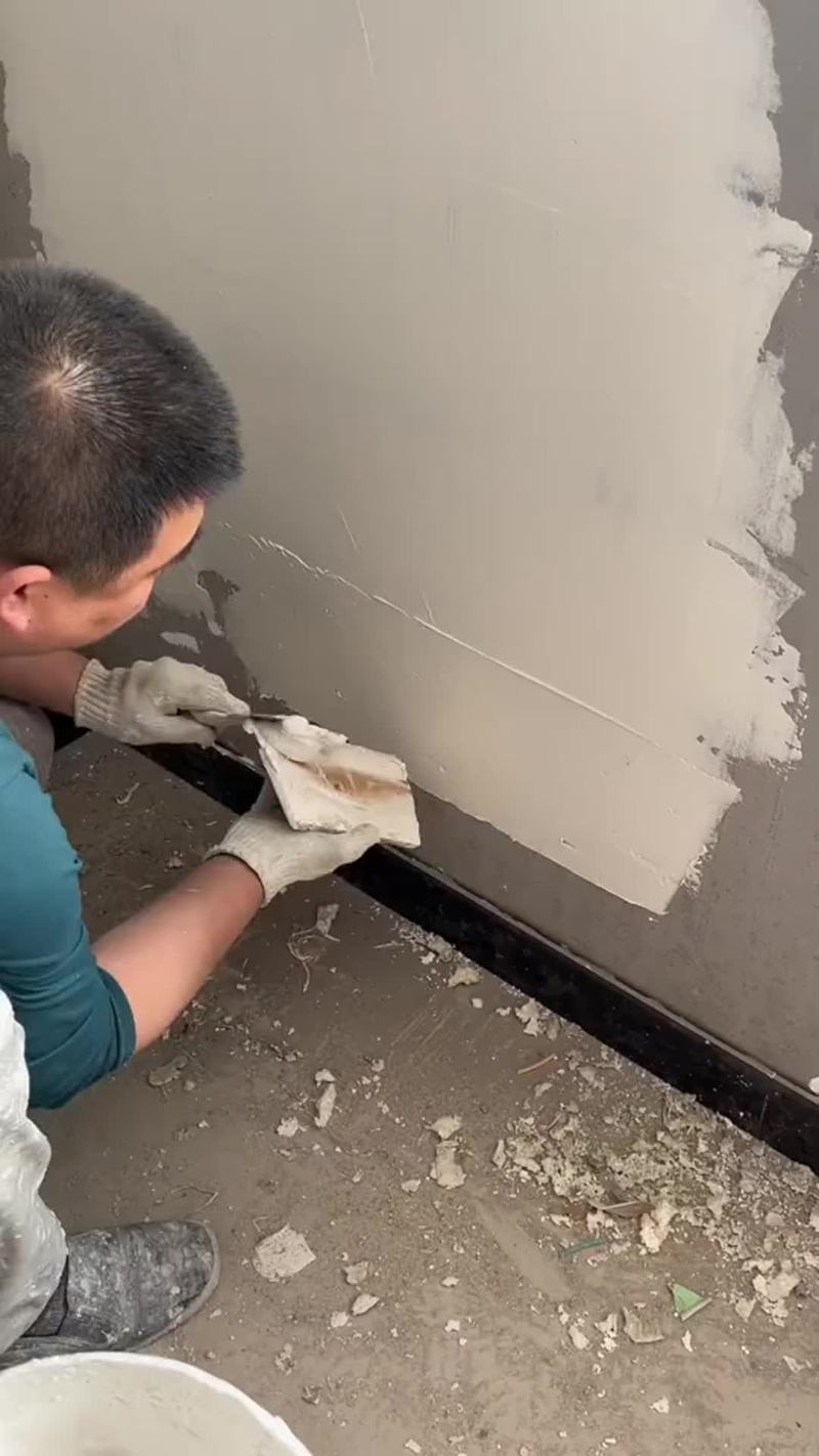装修师傅修补墙面裂缝使用快干粉嵌缝膏批刮