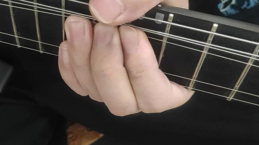 学吉他手指按弦疼痛特写