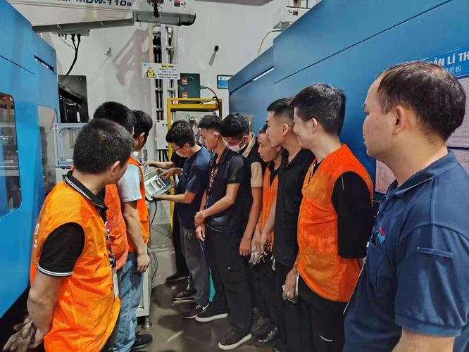 东莞制造车间技工小组现场技术交流
