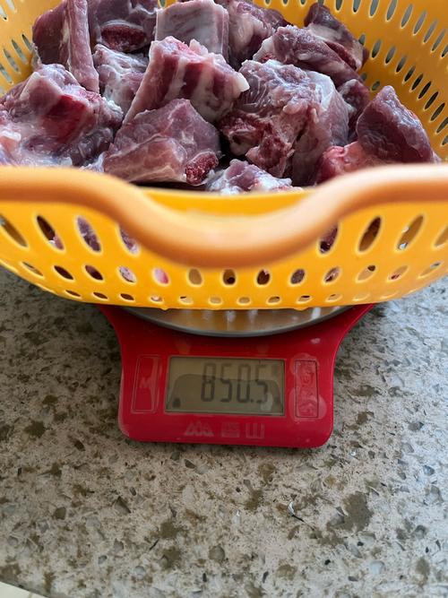 厨房台面上生骨肉分份称重图