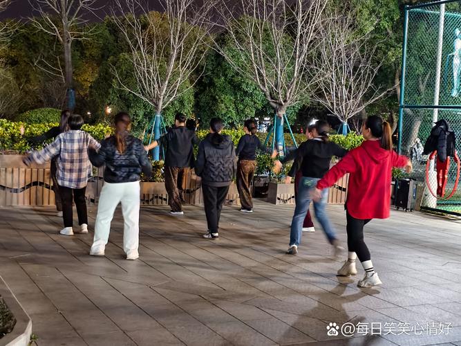小区傍晚饭后慢走人群