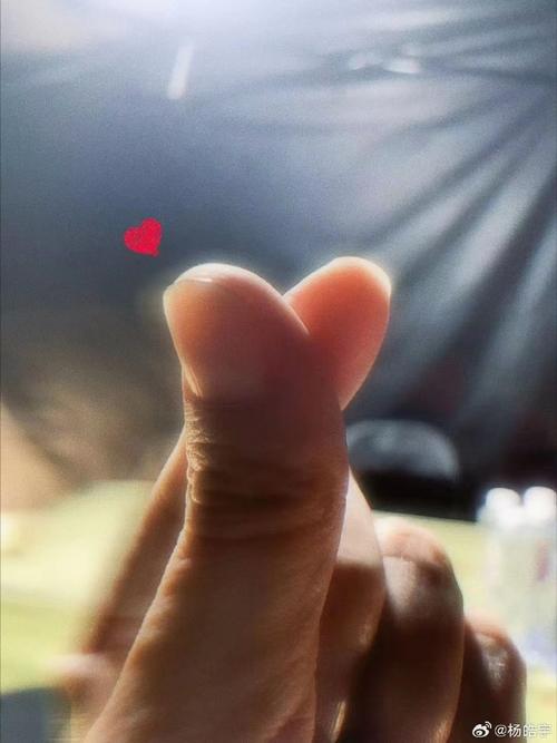 一个人对着手机屏幕上的无数个点赞爱心发呆