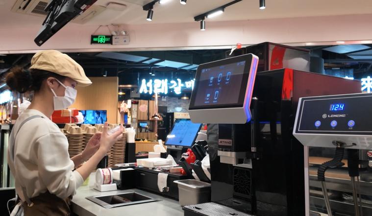 南京老巷口咖啡店AI自动点单设备实拍