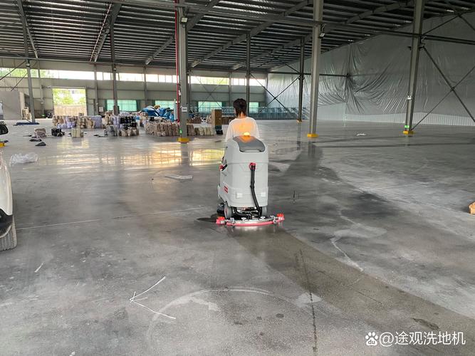 工业洗地机在环氧地坪车间作业时留下的水渍问题