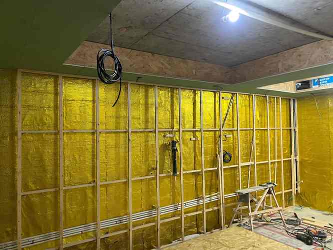 家用影音室墙面声学材料安装现场