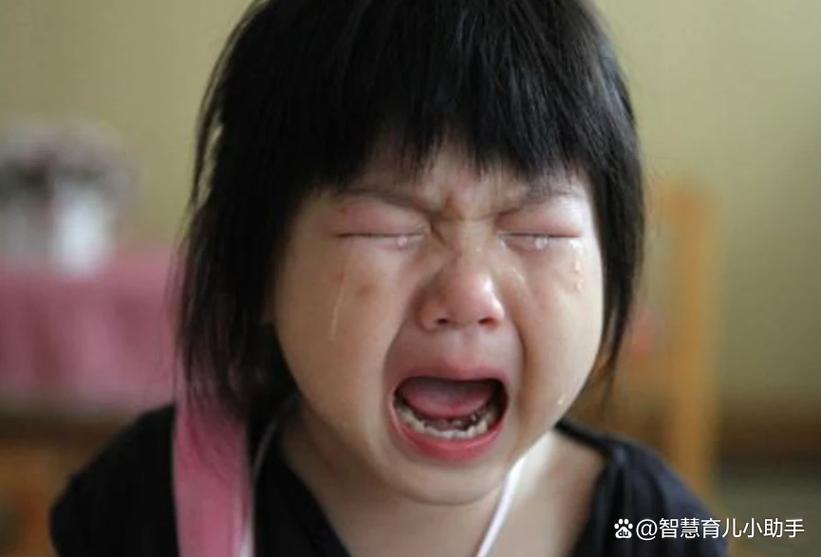一位母亲在厨房忙碌同时照看哭泣的婴儿 焦虑表情特写