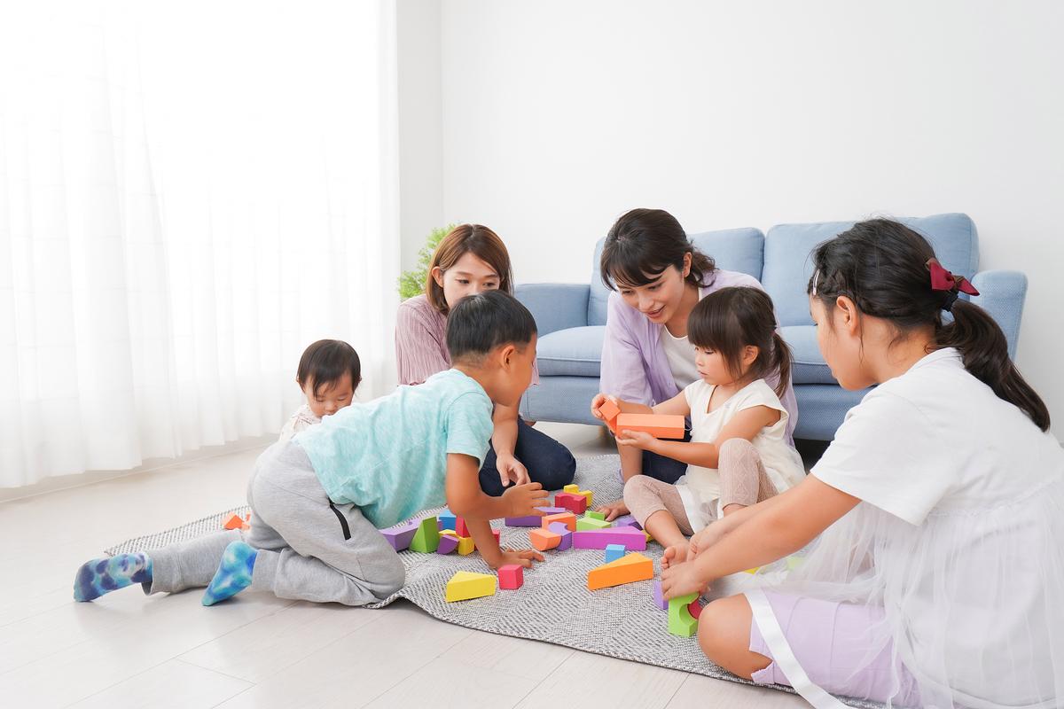 幼儿专注玩耍开放式早教玩具的温馨场景