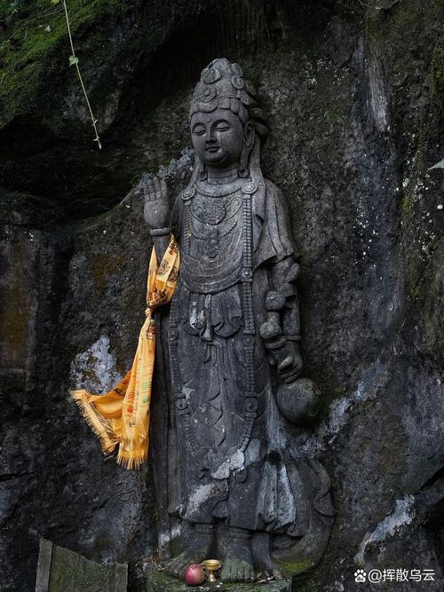 南漳观音岩石林天然石龛内的观音造像