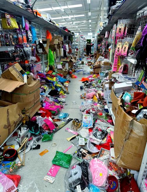 过度拥挤的超市货架品牌同质化竞争