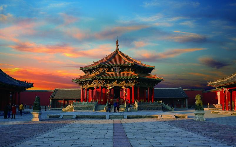 沈阳故宫大政殿十王亭春日全景