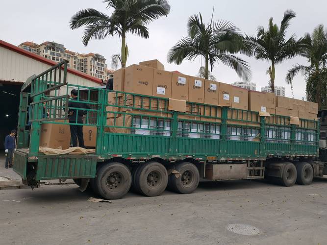 广东户外家具产业带工人打包自有品牌产品图
