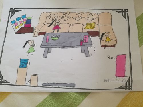 小学老师和学生一起看客厅墙上的学生手绘作品的家访场景