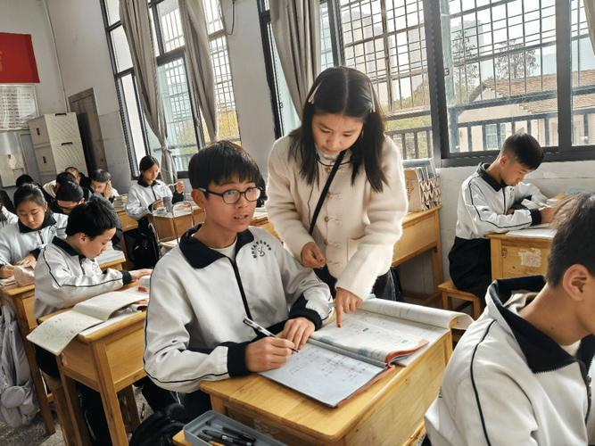 初中数学课堂不同进度学生写作业的真实场景