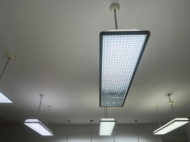 带防眩格栅的工业LED灯具安装现场图