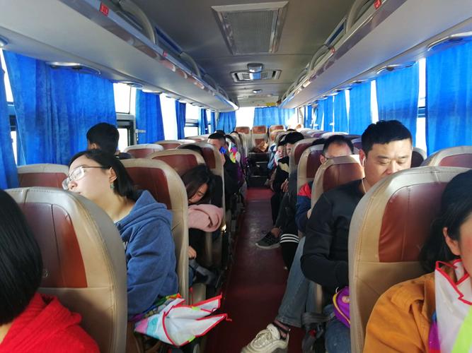 中小学生研学旅行大巴车集体休息场景