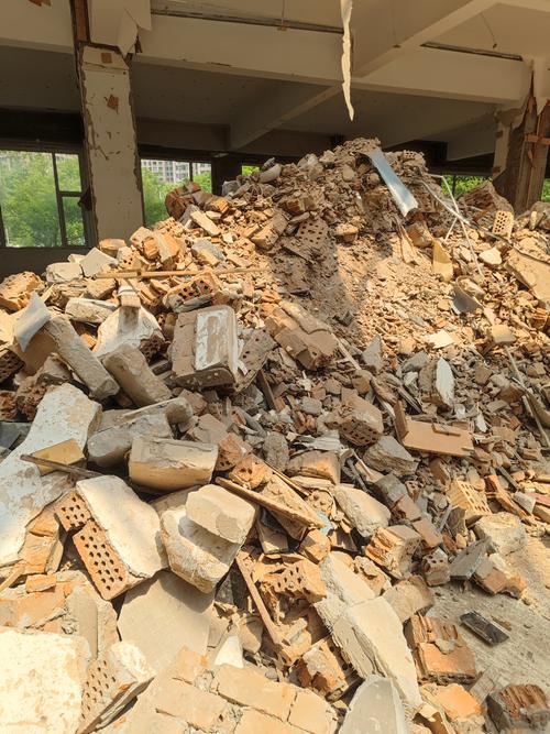 老房翻新拆除现场堆积如山的建筑垃圾