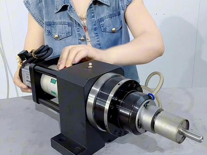 机械加工预调后刀具装夹主轴实拍
