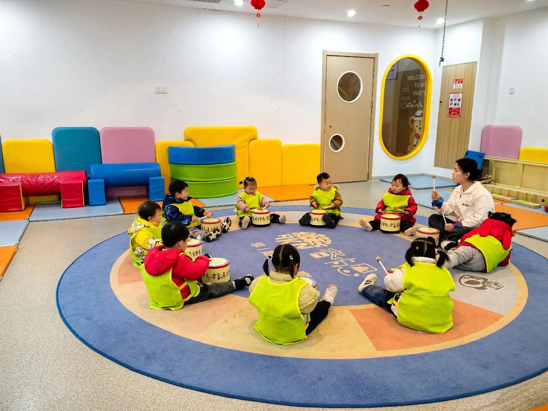 幼儿在早教班上课场景