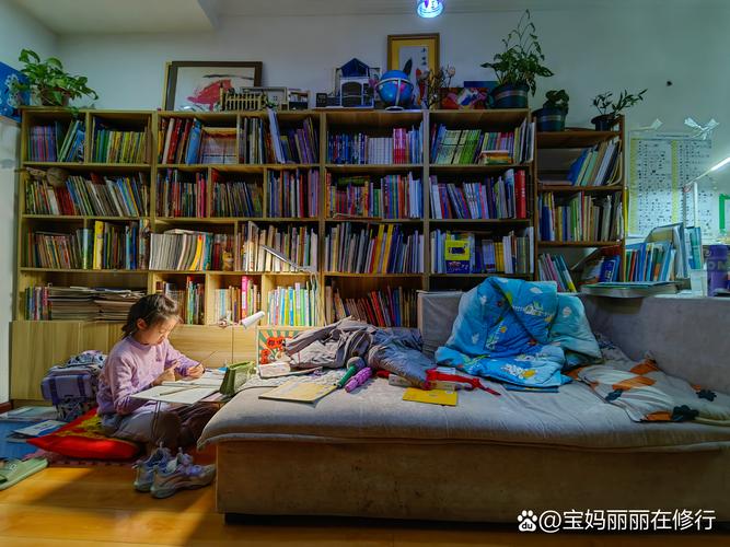 二胎家庭老大躲在房间角落看书