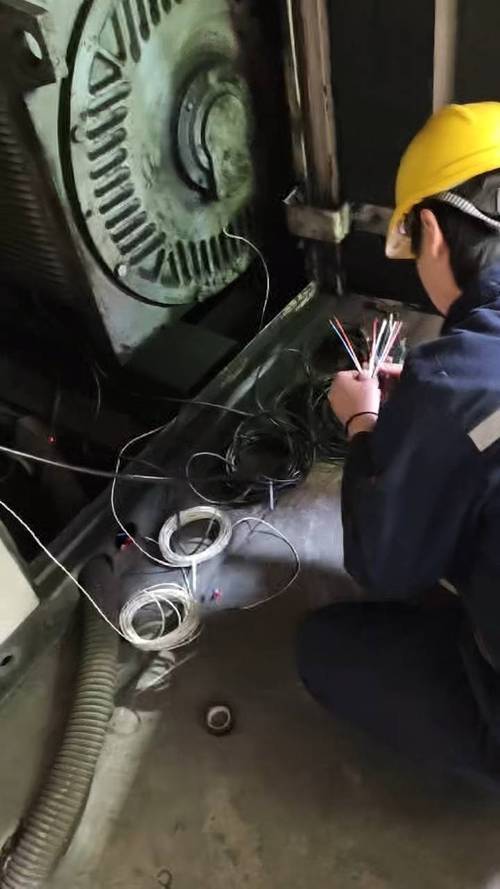 制造车间电机温度状态监测现场作业
