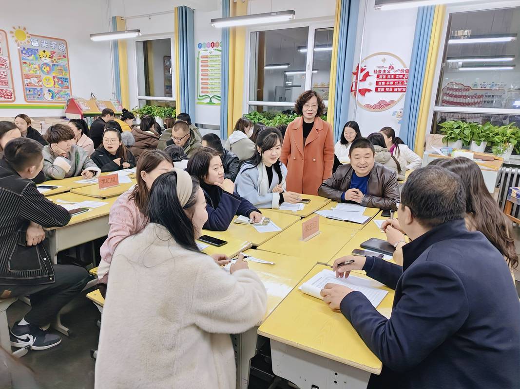 中小学家长学校课堂互动讨论场景