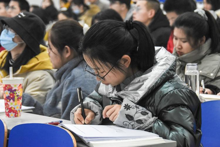 中小学课堂学生低头记笔记场景