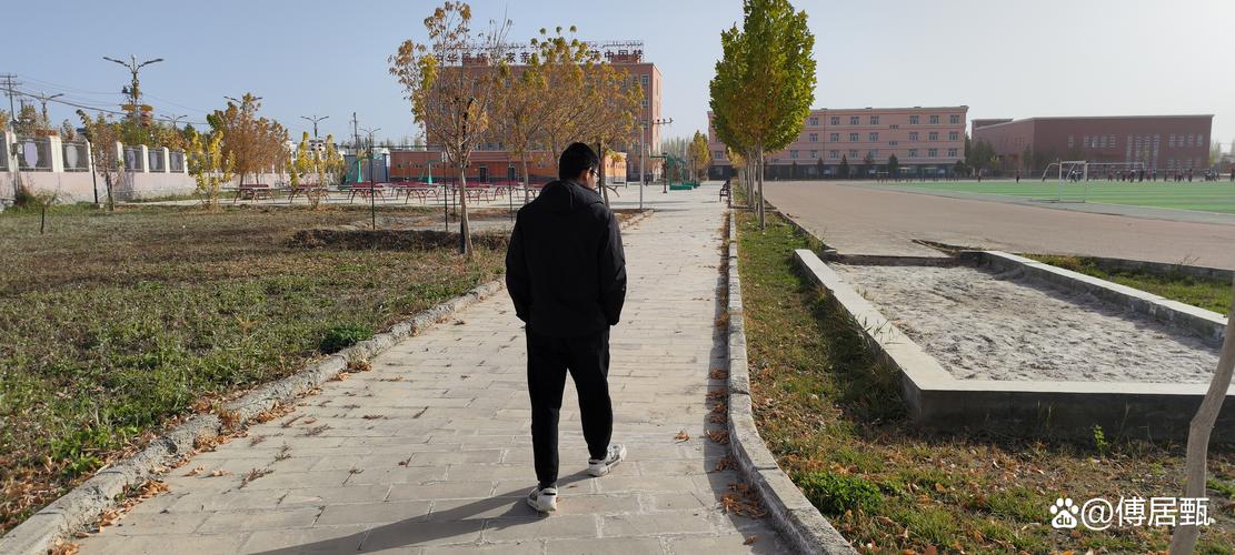 中学教师课后绕操场散步的背影