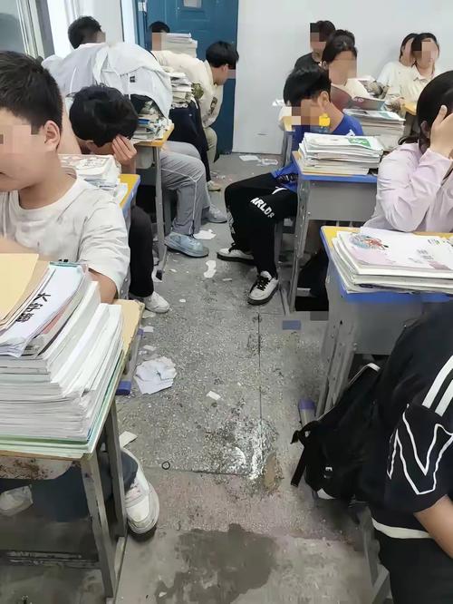 课间教室小学生被作业占据无法玩耍
