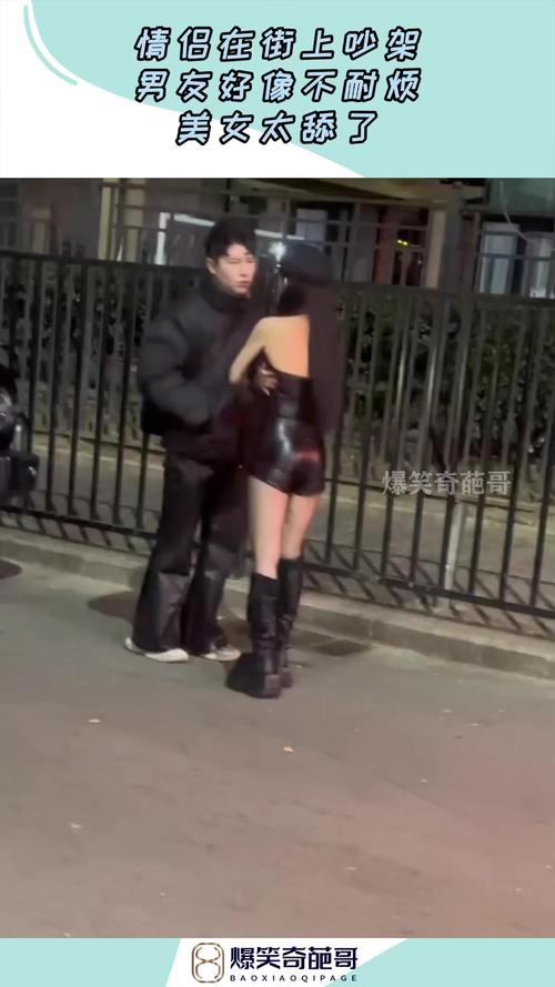 吵架后夫妻同咬一根冰淇淋街头照片