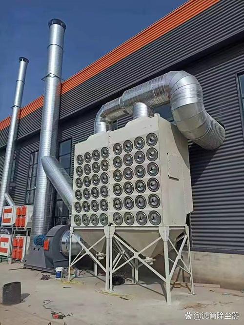 工厂车间内滤筒除尘器斜插式安装实拍