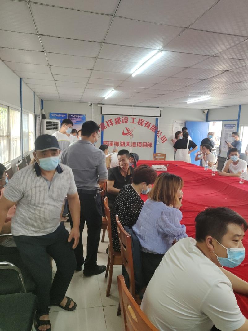 业主集体与房产开发商协商延期赔偿现场图