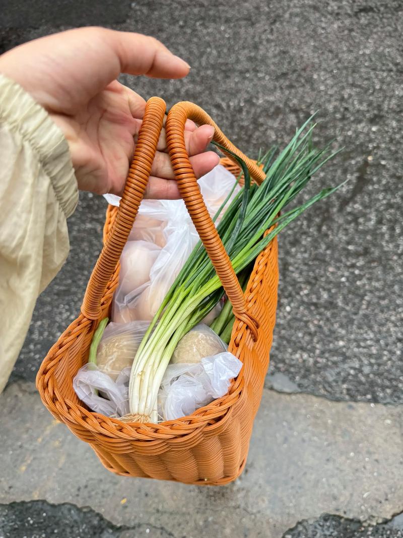 使用布袋和网兜在农贸市场买菜