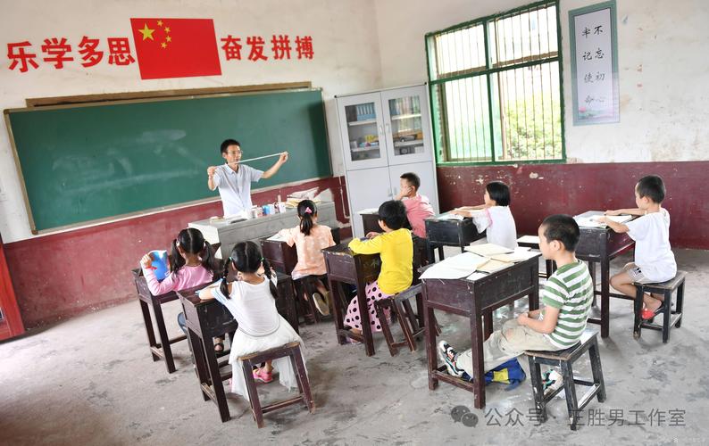 乡村小学留守儿童简陋教室上英语课