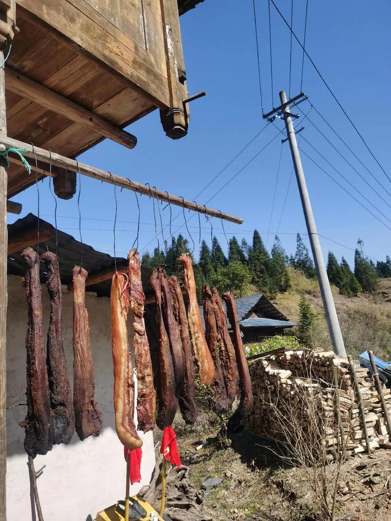 南漳荆山农户屋檐下晒腊味
